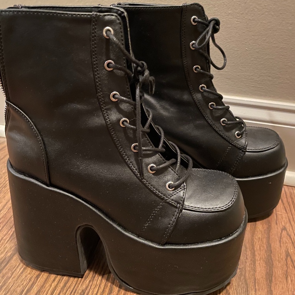 Demonia Camel 203 Women’s platform ankle boots Size 9